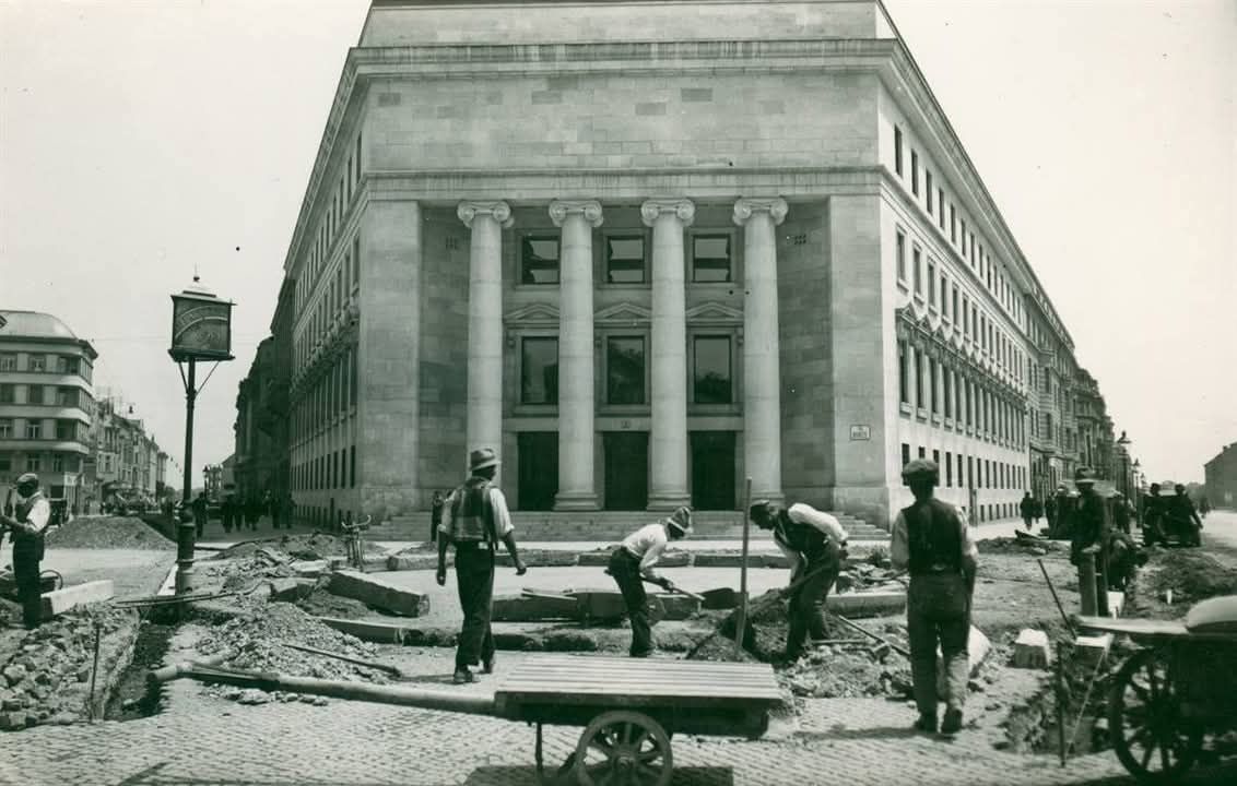 Trg Burze 1930. godine, asfaltiranje pred burzom